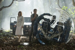 Protagonizados por Chris Pratt, quien también actuó en los éxitos taquilleros de 2014 "Guardians of the Galaxy" y "The Lego Movie" y por Bryce Dallas Howard (“The Help”, 2011 y "Eclipse", 2010 ), cuenta la historia 22 años después de la primera película de la saga, Jurassic Park (1993)