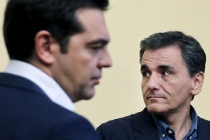 El primer ministro griego, Alexis Tsipras (izqda.), junto al ministro de Finanzas, Euclid Tsakalotos, durante una ceremonia en el Palacio Presidencial, en Atenas, 6 de julio de 2015. El primer ministro griego, Alexis Tsipras, tenía previsto presentar el martes una propuesta creíble de reformas en una reunión de emergencia de la zona euro, en un intento por persuadir a sus acreedores de reanudar las negociaciones sobre financiamiento antes de que el país se quede sin efectivo. REUTERS/Alkis Konstantinidis