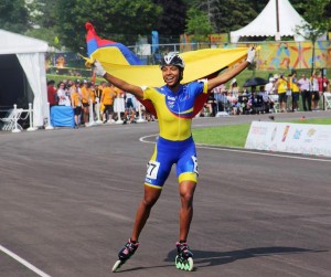 La patinadora de Colombia, Hellen Andrea Montoya, celebra su victoria tras la final de la categoría de 500 metros de patinaje de velocidad hoy, lunes 13 de julio,en los Juegos Panamericanos en Toronto (Canadá). Apenas a los 21 años, Montoya Ríos se ha convertido en una reina del patinaje de velocidad a nivel mundial