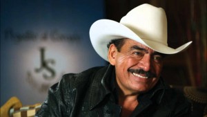 Famosos y cantantes expresaron su pesar en las redes sociales por el fallecimiento del poeta de Juliantla, como Alejandro Fernández, quien lo recordó como un "gran maestro y amigo, un hombre que siempre creía en los sueños, que siempre luchó por vivir"