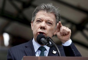 El presidente de Colombia, Juan Manuel Santos, ordenó el sábado al Ejército suspender nuevamente los bombardeos aéreos contra los campamentos de la guerrilla de las FARC, para reducir la intensidad del conflicto armado. En la imagen, el presidente Santos durante un acto en Bogotá el 9 de julio de 2015. REUTERS/John Vizcaino