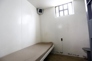Se ve el catre cubierto con una manta marrón claro, la cámara que captó las últimas imágenes y la estrella de ese cuarto de dos por tres metros y dos puertas de hierro: la famosa ducha donde se encuentra el agujero más famoso de la historia carcelaria de México, y tal vez del mundo. Por lo menos de los últimos tiempos. REUTERS