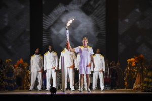 La Ceremonia de Inauguración de los Juegos Panamericanos, producida por Cirque du Soleil, habló en general del legado perdurable de las Primeras Naciones, de la bienvenida a culturas de todas partes del mundo, del poder inspirador de los atletas, y del legado orgulloso de los héroes del deporte canadiense, frente a una audiencia en vivo que agotó las localidades, con cientos de millones de hogares presenciando la emisión alrededor del mundo 