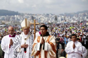 El Papa Francisco (centro) saluda a los fieles mientras está en el altar en el Parque Bicentenario, en Quito, Ecuador, 7 de julio de 2015. El Papa Francisco pidió el martes dejar de lado las diferencias en Latinoamérica a través de la fe para tender una mano a los desfavorecidos, en una misa masiva al aire libre en Ecuador en la que celebró las revoluciones independentistas de la región. REUTERS