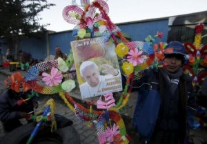Un indígena Aymara espera la llegada del Papa Francisco en el aeropuerto militar El Alto, a las afueras de La Paz, 8 de julio de 2015. El Papa Francisco viajará a Bolivia el miércoles tras congregar a 1,5 millones de fieles en Ecuador, en la primera escala de la visita a su América Latina natal, donde instó al mundo a cuidar mejor el medioambiente y proteger a los pobres. REUTERS/David Mercado