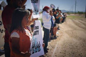 Me pregunto si Trump sabe lo que pasa en el centro de detención de inmigrantes de Eloy, AZ.,  donde han muerto tantas personas de manera sospechosa en manos de las autoridades. El caso más reciente de negligencia en este sentido reportado por la organización Puente Movement ocurrió el 20 de mayo de 2015, cuando José de Jesús Deniz-Sahagún fue encontrado muerto en una celda de aislamiento. Foto/ Puente Movement