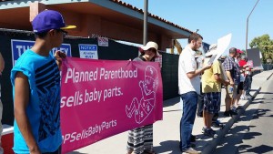 La comunidad del Valle del Sol se dio cita el pasado sábado 22 de agosto  en frente de las instalaciones de Planned Parenthood de la ciudad de Glendale para protestar de forma masiva en contra de la venta de partes de bebes abortados que se ha evidenciado, realiza dicha institución que funciona a nivel nacional a través  una serie de videos que han salido a la luz publica desde el mes de julio