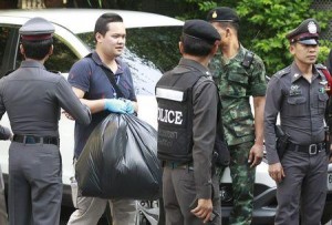 En la imagen, la policía tailandesa recoge pruebas del lugar donde fue arrestado un sospechoso de un reciente ataque con bomba en un santuario, en Bangkok, el 29 de agosto de 2015. REUTERS/Chaiwat Subprasom