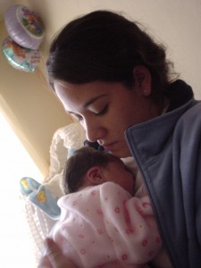 A pesar del aumento en la aceptación de estas prácticas, la vergüenza continúa siendo un problema para las madres quienes creen que amamantar en público es completamente natural y necesario. Veinte y cinco por ciento de las madres dicen haber sido juzgadas mientras amamantaban en público