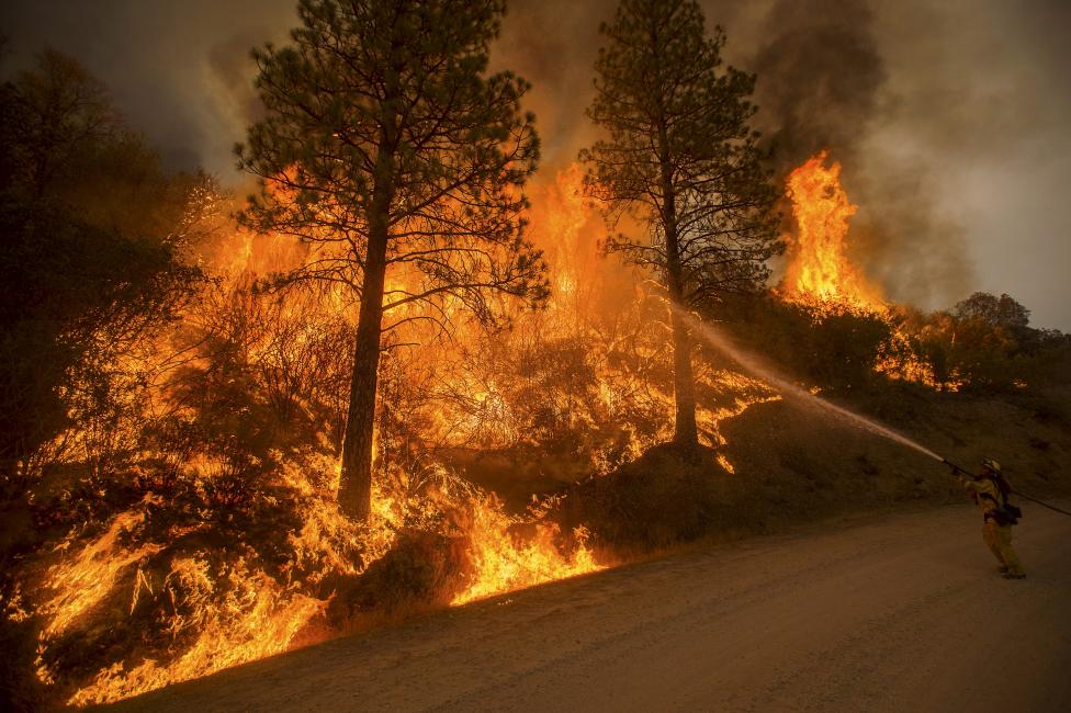 California, en estado de emergencia ante violentos incendios al norte del estado