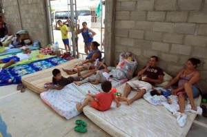 Colombianos deportados desde Venezuela descansan en el albergue El Morichal, en Cucutá, Colombia. (EFE)