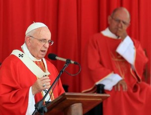 El papa Francisco oficia una misa desde la Plaza de la Revolución hoy, lunes 21 de septiembre de 2015, en Holguín (Cuba) como parte de su programa de actividades eclesiásticas en el marco de su visita. El papa Francisco elogió hoy el papel que desempeñan las "casas de misión" en Cuba ante la "escasez de templos y sacerdotes" en la isla, durante su homilía en la Plaza de la Revolución de Holguín (oriente), en la segunda etapa de su viaje al país. "Sé que con esfuerzo y sacrificio la Iglesia en Cuba trabaja para llevar a todos, aun en los sitios más apartados, la palabra y la presencia de Cristo", dijo el pontífice ante una multitud que se congregó en la Plaza de la Revolución Calixto García Íñiguez. EFE/Alejandro Bolívar