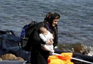 Más de 20.000 inmigrantes, muchos de ellos refugiados de la guerra de Siria, han entrado Croacia desde el martes, cuando Hungría usó una valla metálica, gases lacrimógenos y cañones de agua en su frontera sur con Serbia para impedir su ruta de entrada a la Unión Europea. REUTERS/Yannis Behrakis