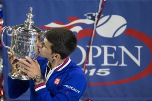El tenista serbio Novak Djokovic besa el trofeo del Abierto de Estados Unidos tras vencer al suizo Roger Federer en la final de hombres del torneo jugado en Nueva York, 13 de septiembre del 2015. Djokovic venció el domingo a Federer por 6-4, 6-4, 5-7 y 6-4 en la final del Abierto de Estados Unidos, coronando una de las mejores temporadas de Grand Slam de todos los tiempos. REUTERS/Carlo Allegri