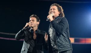Un concierto sin precedentes en esta ciudad se estará llevando a cabo este jueves en el escenario de Talking Stick Resort Arena (Anteriormente US Airways Center). Los dos artistas más representativos del panorama latino, Carlos Vives y Marc Anthony estarán regalándole a su público sus innumerables éxitos, en una noche única, en el marco de su gira "UNIDO2", a partir de la 8:00 pm.