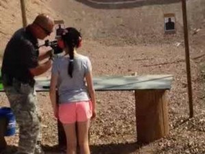 No es raro que en Estados Unidos los menores de 12 años manipulen armas con balas reales pese a su poca conciencia del peligro. En agosto de 2014, un niña de nueve años mató a su instructor de tiro mientras manipulaba una pistola-ametralladora Uzi en Arizona 