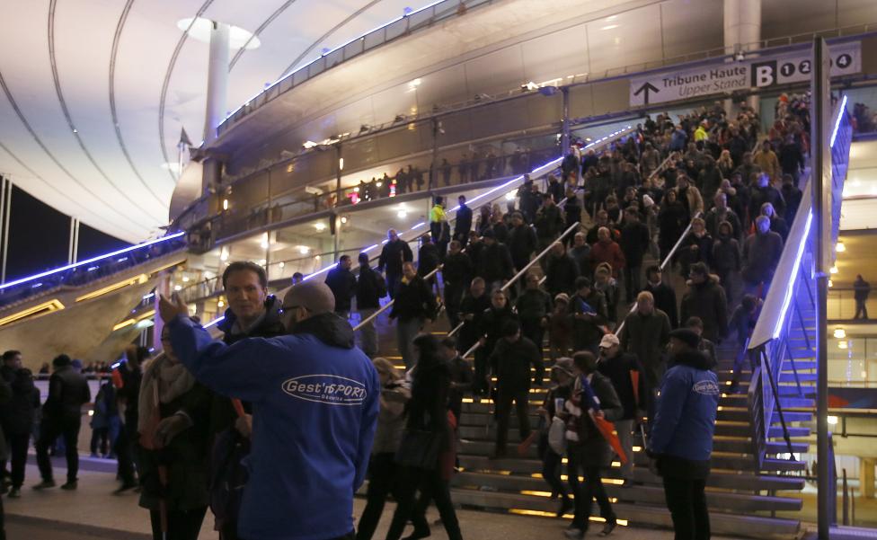 Oficiales franceses confirman dos ataques suicidas y un ataque con bomba en Estadio Nacional de Francia