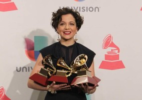  Natalia Lafourcade triunfó en la ceremonia de los Latin Grammy el jueves por la noche, cuando se alzó con cuatro premios que incluyeron canción y grabación del año por "Hasta la raíz". Juan Luis Guerra se llevó tres estatuillas, incluyendo el galardón al álbum del año por "Todo tiene su hora"