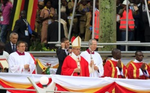 El Papa Francisco en la Basílica de los Mártires de Uganda para realizar una misa, Kampala, 28 nov, 2015. El Papa Francisco viajó el sábado al santuario más sagrado de Uganda para rendir tributo a mártires cristianos del siglo XIX asesinados por su fe y por proteger a niños en la corte real de los abusos del rey. REUTERS/James Akena