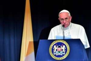  El papa Francisco llamó este miércoles en Kenia a luchar contra "la pobreza y la frustración", que propician "los conflictos y el terrorismo", y a repartir de manera "justa" los recursos naturales y humanos. El pontífice también pidió a los dirigentes del planeta que promuevan "modelos responsables de desarrollo económico" para afrontar "la grave crisis medioambiental que amenaza al mundo" / AFP