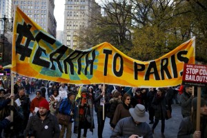 El domingo miles de personas en todo el mundo marcharon para pedir a los líderes lograr cambios reales en las negociaciones. En París hubo un episodio de violencia al terminar una manifestación y cientos fueron detenidos. People take part in a protest about climate change around New York City Hall at lower Manhattan, New York, November 29, 2015, a day before the start of the Paris Climate Change Conference (COP21). REUTERS/Eduardo Munoz
