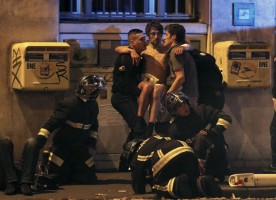 Miembros de la bRIGADA francesa ayudan a un herido, luego del fatidico ataca en el escenario de conciertos Bataclan, uno de los sitios atacados en los recientes atentados del 13 de Noviembre en Francia, perpetrados por el grupo terrorista Estado Islamico donde murueron 129 personas en los diferentes puntos atacados. Segue un reciente estudio El número de vidas que se perdieron a causa del terrorismo aumentó un 80% en 2014, alcanzando las 32.658, el máximo histórico Foto: Reuters