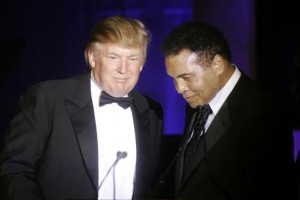 En esta imagen del 24 de marzo de 2007, Donald Trump, a la izquierda, acepta su trofeo Muhammad Ali de manos de Ali en la Muhammad Ali's Celebrity Fight Night XIII en Phoenix, Arizona. Ali criticó al precandidato presidencial republicano por su propuesta de prohibir el ingreso de musulmanes a Estados Unidos e hizo un llamado a los musulmanes a "hacer frente a aquellos que usan el Islam para sus propios intereses". (Foto AP/Jeff Chiu, Archivo)