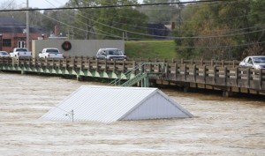 Traffic goes across the bridge on Alabama hwy 87 at the Pea River in Elba, Alabama, December 26, 2015.  REUTERS/Marvin Gentry