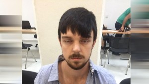 Couch, de 18 años, apodado el adolescente "affluenza" (enfermo de opulencia), huyó a México con su madre en una probable violación a su libertad condicional que lo mantuvo fuera de la cárcel, luego de un accidente automovilístico que dejó cuatro muertos cuando conducía ebrio en 2013.