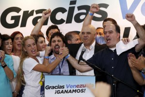 Lilian Tintori (centro izq), esposa del encarcelado líder de la oposición venezolana, Leopoldo Lopez, celebra efusivamente junto al candidato a diputado por la coalición opositora venezolana MUD Julio Borges, el triunfo de la oposición en las elecciones legislativas en Caracas. Diciembre 6, 2015. REUTERS/Carlos Garcia Rawlins