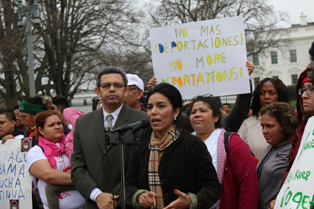 Grupos de inmigrantes alertan sobre redadas contra indocumentados en EE.UU.