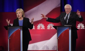 En su último debate televisado antes del caucus de Iowa que dará comienzo a la carrera por la nominación el 1 de febrero, Clinton planteó interrogantes sobre las posiciones del autodenominado socialista democrático respecto a la reforma de Wall Street, el sistema de salud y el control de armas. Sanders respondió ofreciendo críticas en cada unos de esos ámbitos. Ofreció una imagen de Clinton como defensora del status quo que aceptó cientos de miles de dólares en honorarios de sus partidarios en Wall Street para hablar como ex secretaria de Estado. Democratic U.S. presidential candidate and former Secretary of State Hillary Clinton and rival candidate U.S. Senator Bernie Sanders speak simultaneously at the NBC News - YouTube Democratic presidential candidates debate in Charleston, South Carolina January 17, 2016. REUTERS/Randall Hill