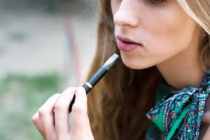 Los cigarrillos electrónicos por lo general suministran nicotina, que a temprana edad temprana puede causar daños duraderos al desarrollo del cerebro, promover la adicción y llevar al consumo sostenido de tabaco. En el 2014, los cigarrillos electrónicos se convirtieron en el producto de tabaco más consumido entre los jóvenes, sobrepasando a los cigarrillos regulares.