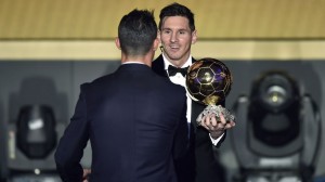 El delantero argentino Lionel Messi conquistó el Balón de Oro por quinta vez en su carrera, tras un notable 2015 con el Barcelona, en el que ganó cinco títulos, entre ellos la Liga de Campeones y el Mundial de Clubes.