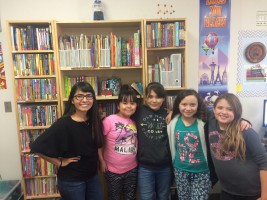 En la foto podemos observar a la profesora Thelma ( 1era de izq a der) con un grupo de niñas de la escuela Evergreen de Casa Grande, Arizona, que están en el programa de Aprendices del inglés (ELL). Ellas a la vez están en un Club de Robotica, ideado por la profesora Whaling, con el finde improvisar el vocabulario cientifico de las estudiantes y que aplica los conceptos de la iniciativa STEM