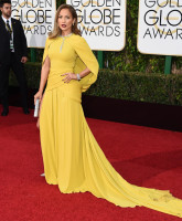 Jennifer López, quien brilló con su vestido de cola y capa, de color amarillo, el cual estaba rematado por un lazo plateado en el cuello, creación de ‪Giambattista Valli‪ 