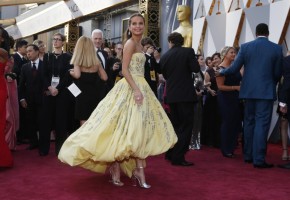 Alicia Vikander, nganadora del Oscar como mejor actriz de reparto por su papel en "Danish Girl", también conquisto con un vestido amarillo, bordado con flores plateadas y con el escote de moda, un diseño de Louis Vuitton REUTERS/Lucy Nicholson