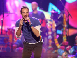 El vocalista de Coldplay, Chris Martin, ha preparado para la singular ocasión un espectáculo que hará alusión de los elementos de la campaña de la NFL 'On the Fifty', que honra el pasado, reconoce el presente y vislumbra los siguientes 50 años, incluyendo otros artistas especiales