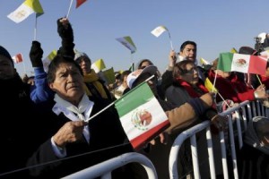 Fieles agitan banderas de México y El Vaticano mientras esperan la llegada del Papa Francisco, que celebrará una misa multitudinaria en Ecatepec, México, febrero 14, 2016. REUTERS/Henry Romero