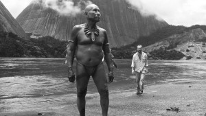 “El abrazo de la serpiente”, dirigida por el colombiano Ciro Guerra y nominada al Oscar como Mejor Película en lengua extranjera, fue filmada en blanco y negro, lo que le da a la selva un toque apacible y atemporal sin restarle majestuosidad ni fuerza. Es mayormente hablada en lenguas indígenas, y un poco de español.