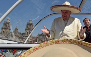 El Papa Francisco a us paso por el Zocalo Capitalino, usando un sombrero mexicano, saludos a los miles de fieles que se agolparon a su paso en su historia visita a tierra Aztecas. Febrero 13, 2016. REUTERS/Mexico Presidency/Handout via Reuters