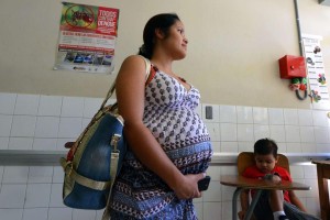 los Centros para el Control y la Prevención de Enfermedades de Estados Unidos (CDC) revisaron sus guías para recomendar que las mujeres embarazadas aún sin síntomas del virus de Zika se realicen un examen tras volver de áreas afectadas por el brote