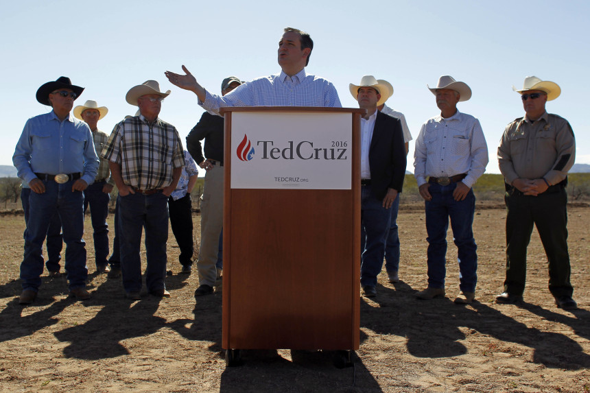 Ted Cruz visita la frontera de Arizona con México