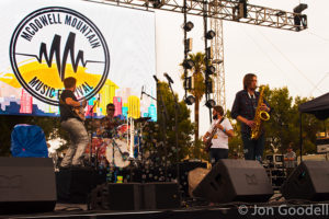 varios artistas locales tuvieron la oportunidad de interpretar sus canciones en el escenario principal, sobresaliendo las apasionadas actuaciones de Captain Squeegee, Luna Aura, Taylor Upsahl y The Haymarket Squares. Foto: Jon Goodall