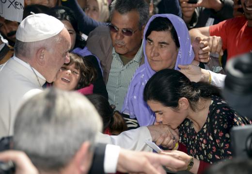 El Papa regresa a Roma con 12 refugiados tras visita a isla griega
