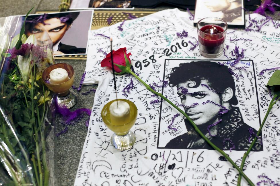 Admiradores rinden tributo a Prince con masiva fiesta en Minneapolis
