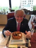 A lo largo de su campaña, Trump ha hecho comentarios sobre los mexicanos a los que ha acusado de narcotraficantes y violadores y a los que asegura deportará al llegar a la Casa Blanca. También ha atacado a otros grupos, especialmente a los musulmanes, lo que ha provocado la indignación de estas comunidades, activistas y políticos