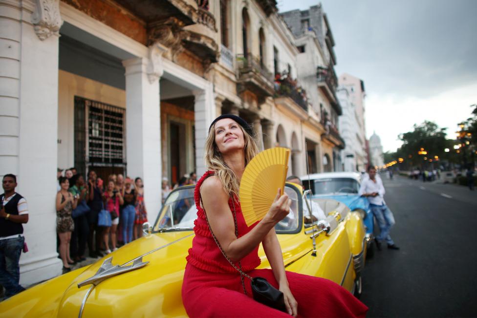 Desfile de Chanel lleva brillo de la moda de vuelta a Cuba