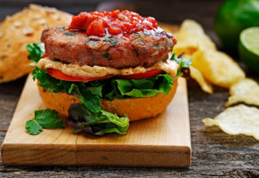 Esta hamburguesa de pollo, sazonada con perejil, ajo y cebolla, es perfecta para la temporada de verano. Cocinar con aceite de canola permite que el gran sabor de las hierbas se mantenga intacto, mientras que resiste el calor del sartén y la parrilla. Disfruta de estas tortitas en una hamburguesa, sobre una ensalada o junto arroz y frijoles