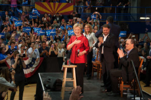 "Él es totalmente imprevisible, y alguien totalmente imprevisible suele cometer errores", dijo Clinton en una entrevista con CNN, citando diversas afirmaciones de Trump, como cuando el republicano dijo que el cambio climático era un engaño de China. Foto: Panorama Online